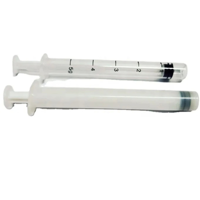 Applicatore vaginale monouso bianco con superficie liscia per un' applicazione precisa